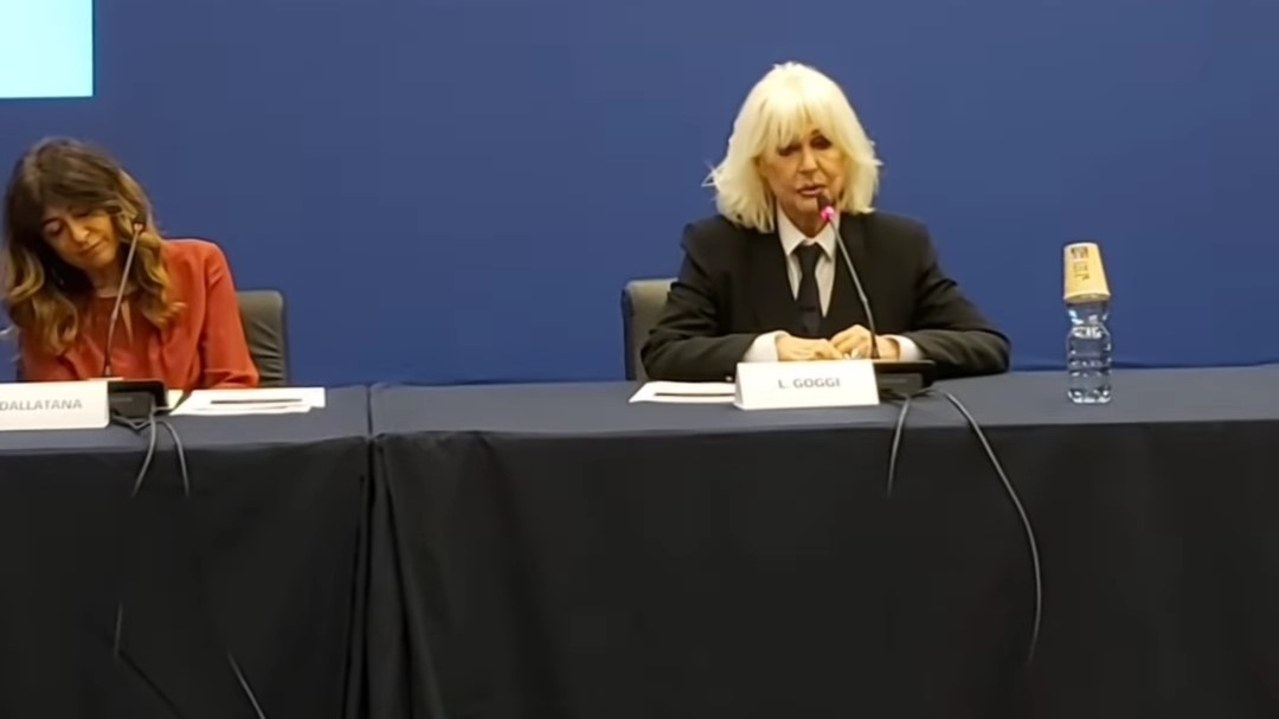 Loretta Goggi affranta in conferenza stampa - Ininsubria
