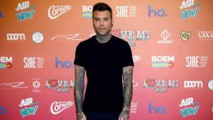 Fedez in posa