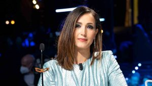 Caterina Balivo durante la trasmissione "Il cantante mascherato"