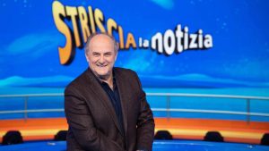 Gerry Scotti in posa a Striscia la Notizia