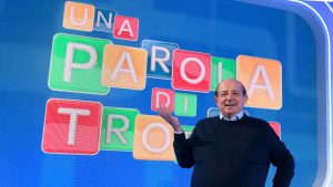 Giancarlo Magalli nello studio della trasmissione "Una parola di troppo"