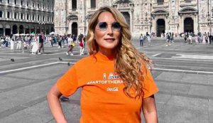 Jo squillo durante la parata del pride a Milano