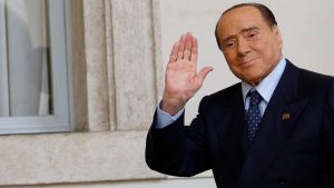 Silvio Berlusconi leader di Forza Italia saluta i fotografi