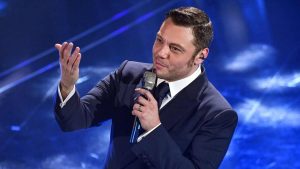 Tiziano Ferro si esibisce durante il Festival di Sanremo