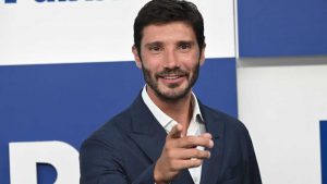 stefano de martino sorride